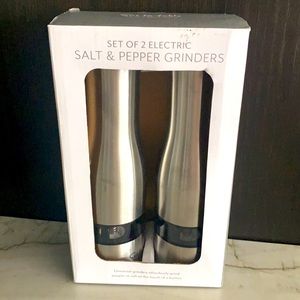 NEW  SALT & PEPPER GRINDERS